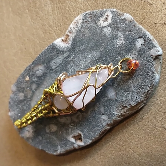 NWT Beautiful Rose Quartz Hand Wire Wrapped Pendant - Picture 3 of 6